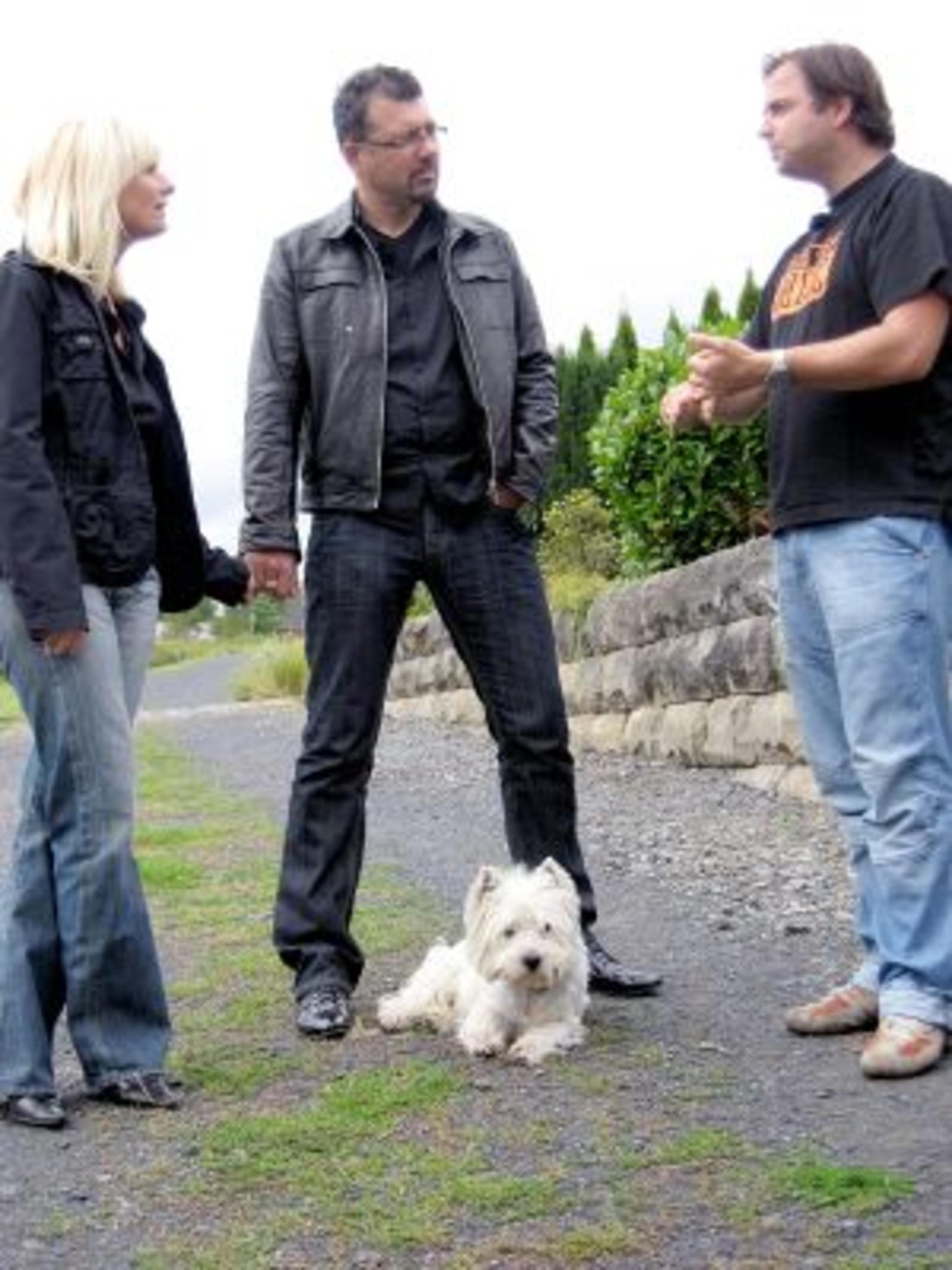 V.l.: Ehepaar Birgit und Christian Eltner, Hundeprofi Martin Rütter, West Highland-Terrier Kenzo. Foto: VOX/Mina TV GmbH