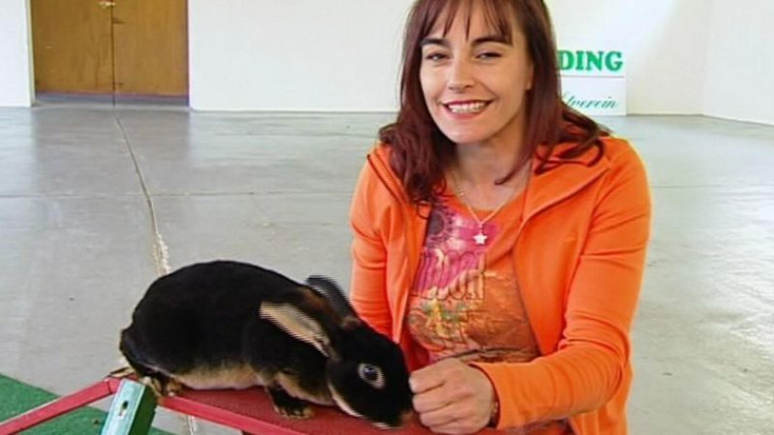 hundkatzemaus-Reporterin Diana Eichhorn mit Kaninchen Snörre. Foto: VOX/VP