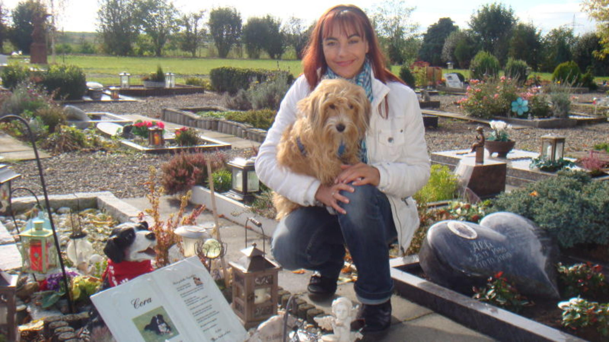 hundkatzemaus-Reporterin Diana Eichhorn mit "Klein Maggie" auf einem Tierfriedhof. Foto: VOX/DOCMA TV