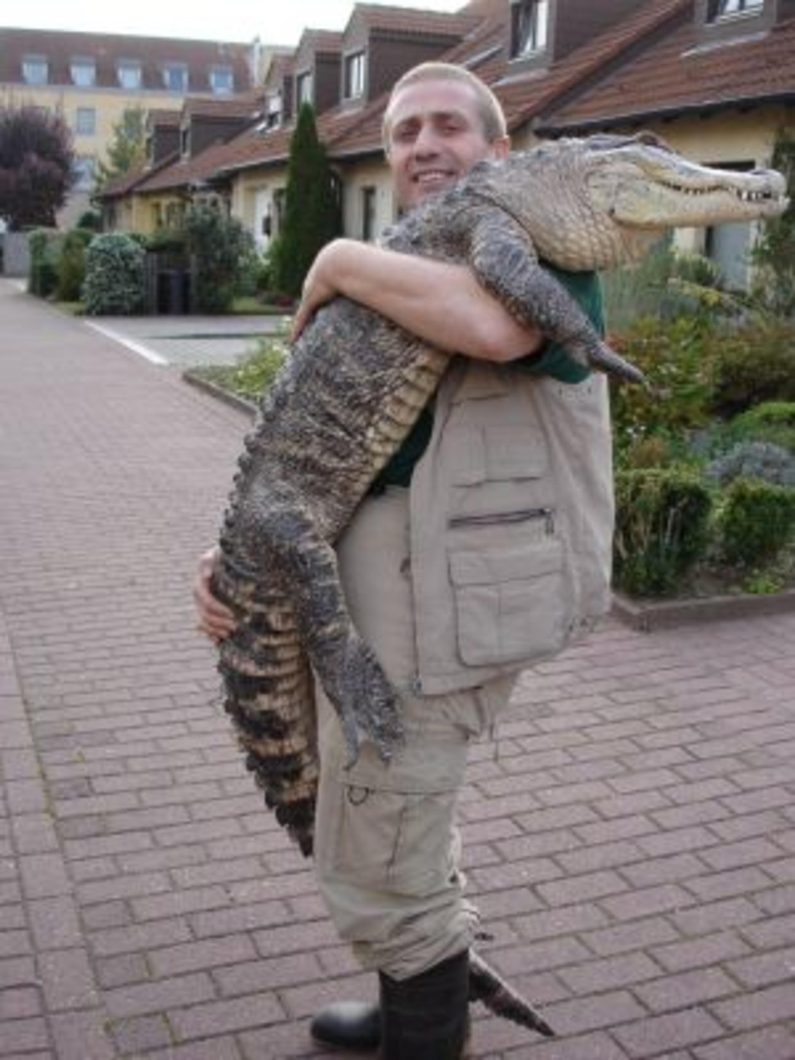 Oratio Martino mit Alligator Giorgio auf dem Arm. Foto: VOX/Christian Ehrlich