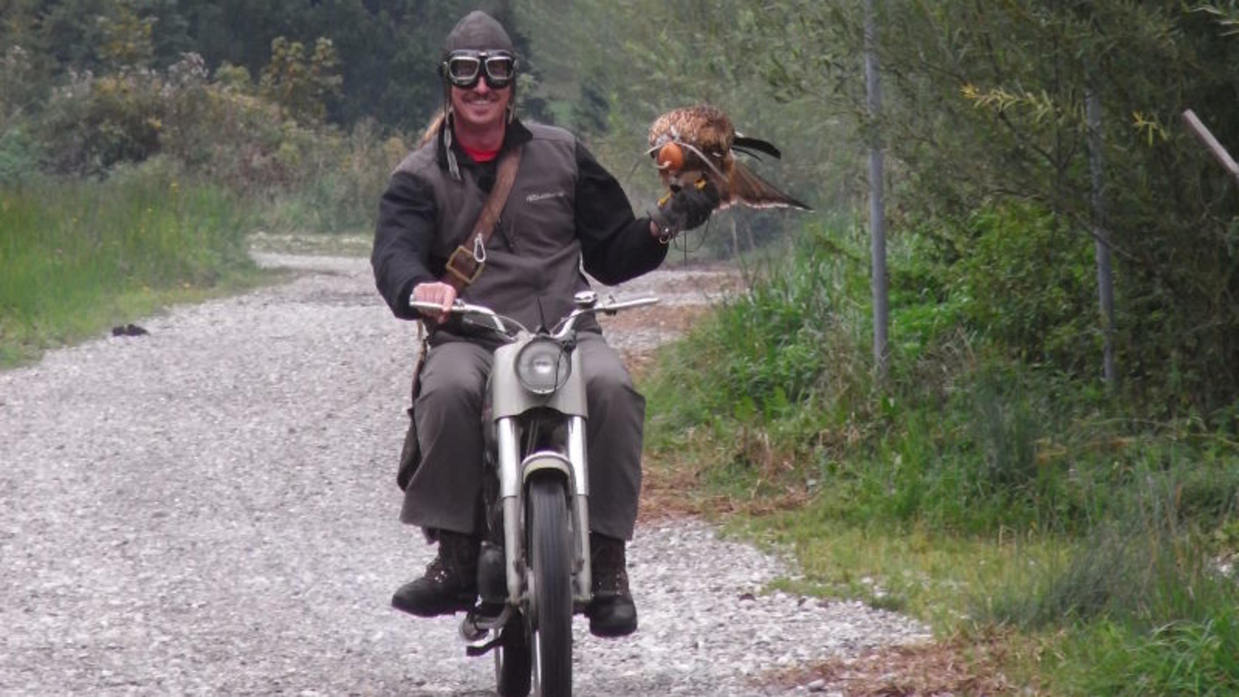 Greifvogelexperte Paul Klima mit Milan Leni auf dem Motorrad. Foto: VOX/Christian Neumann