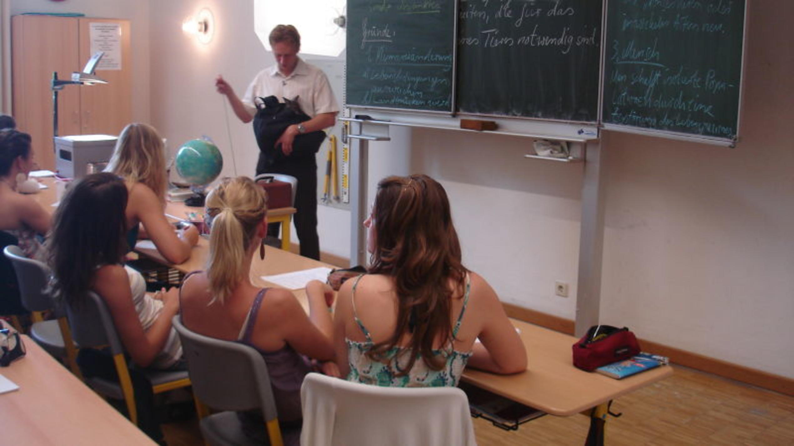 Lehrer Lorenz Husterer mit Känguru im Klassenzimmer. Foto: VOX/Christian Neumann