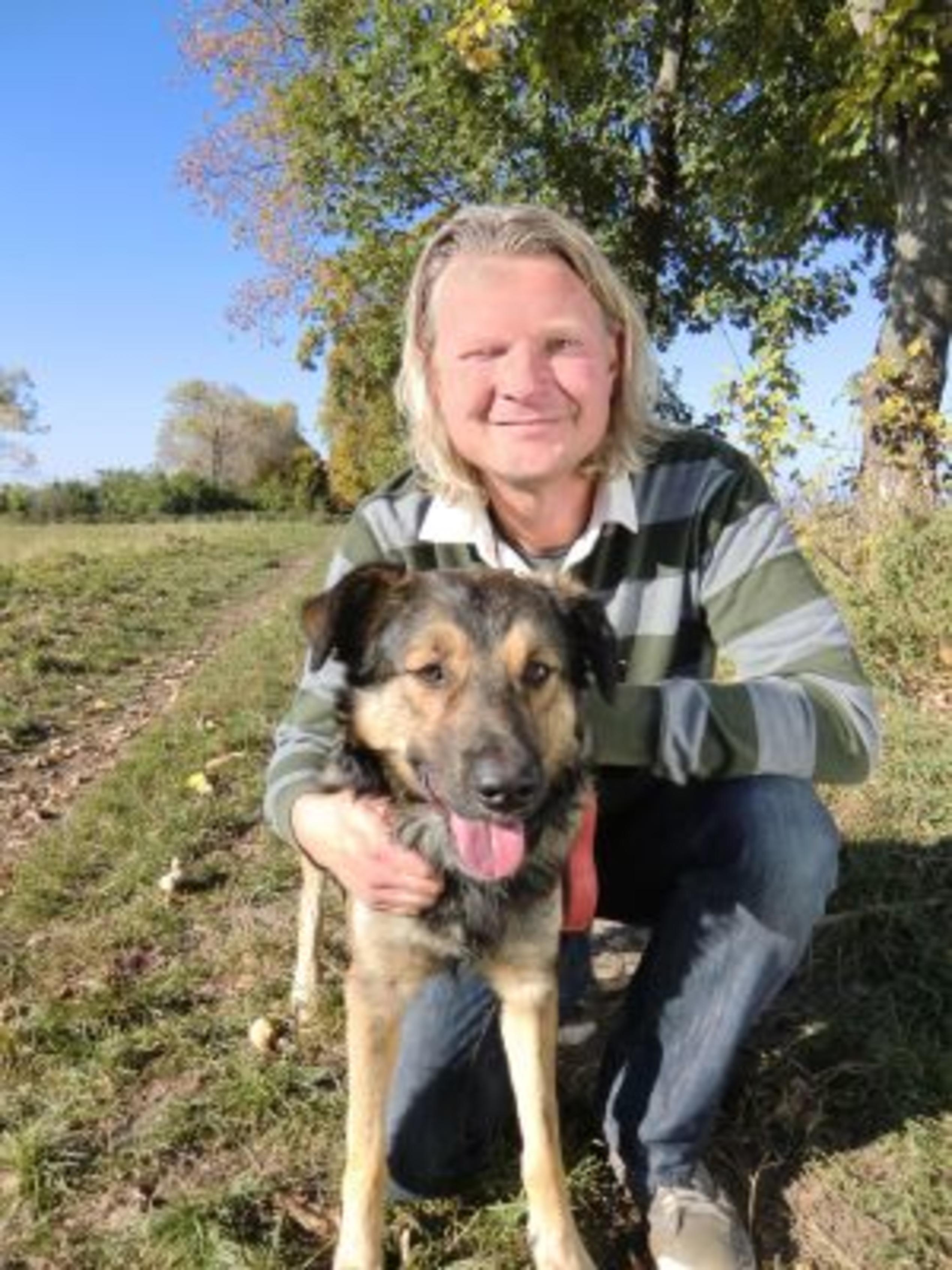 hundkatzemaus-Tierschutzexperte Frank Weber und der rumänische Straßenhund Bocsi. Foto: VOX/Docma TV