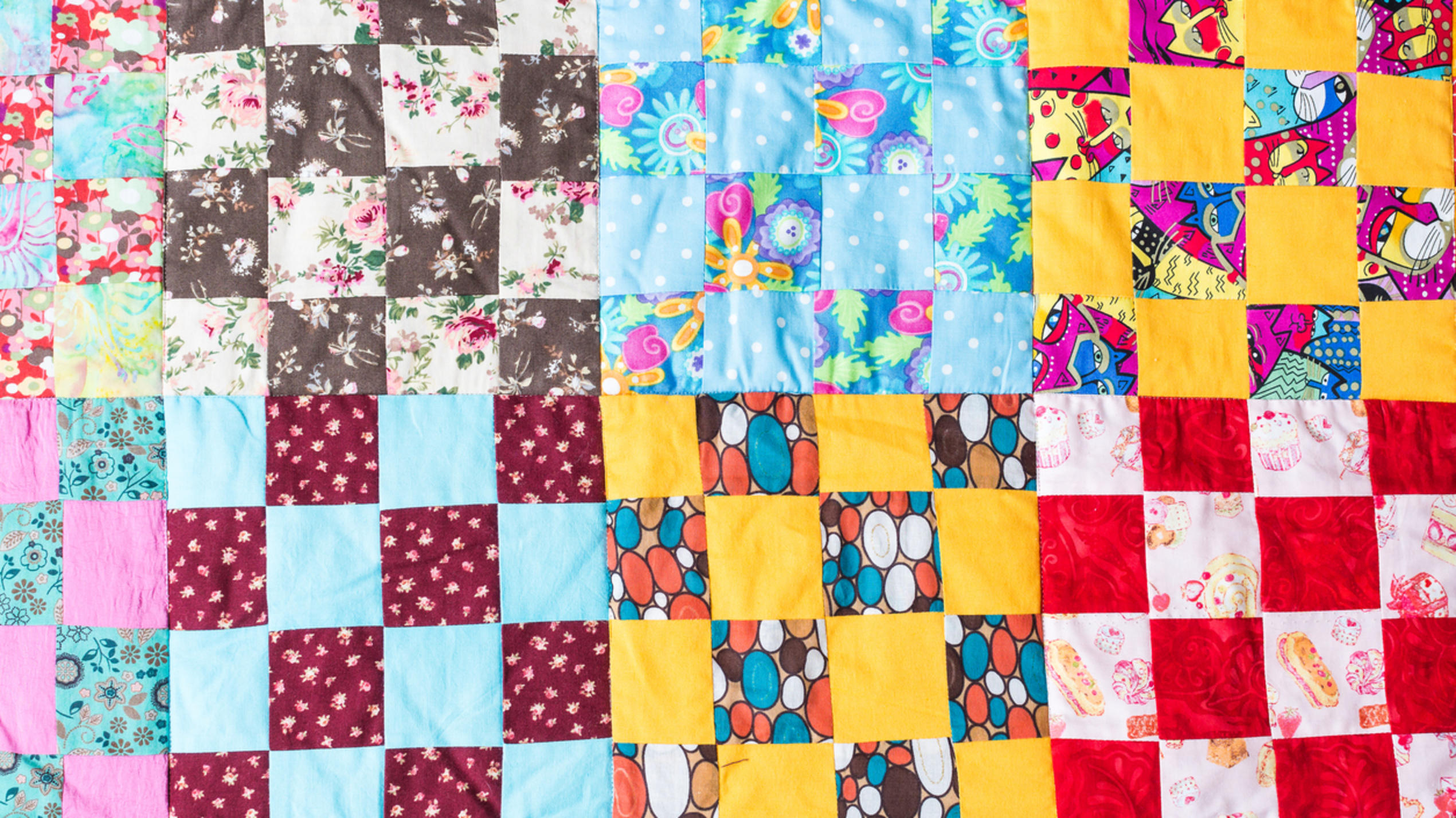 Patchwork Decke mit verschiedenen Mustern und Farben