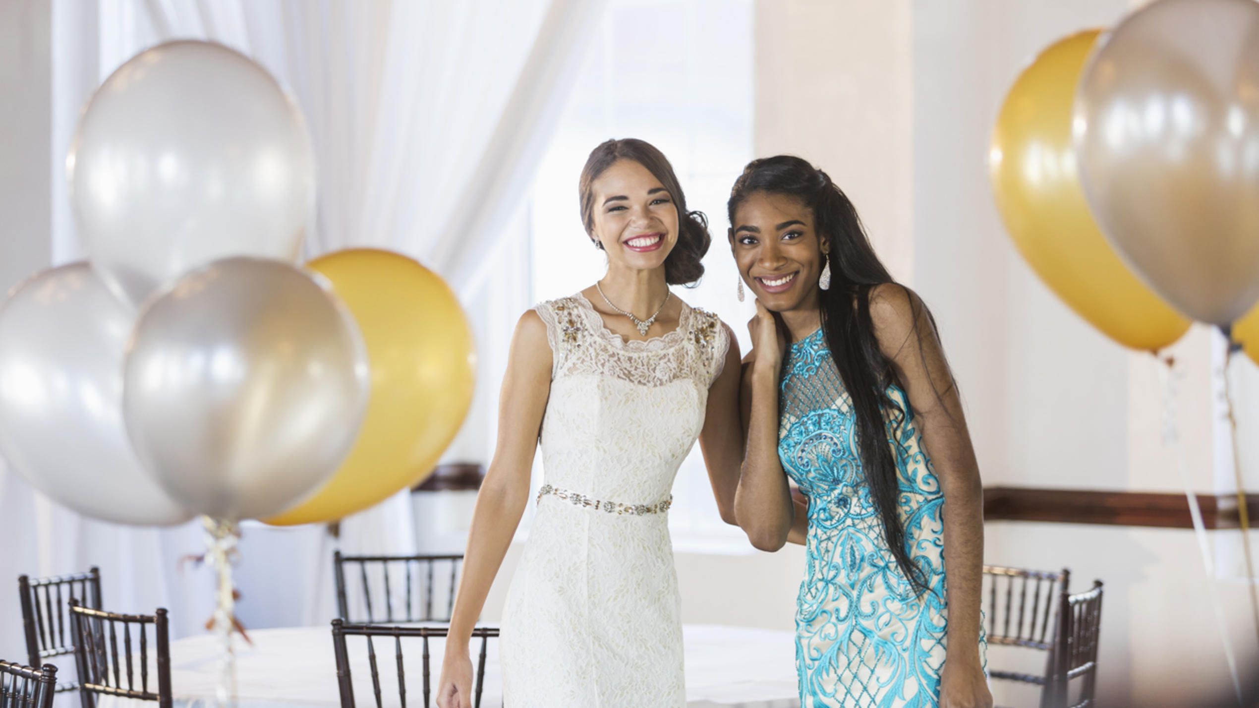 Multi-ethnische Teenager in Abendkleidern