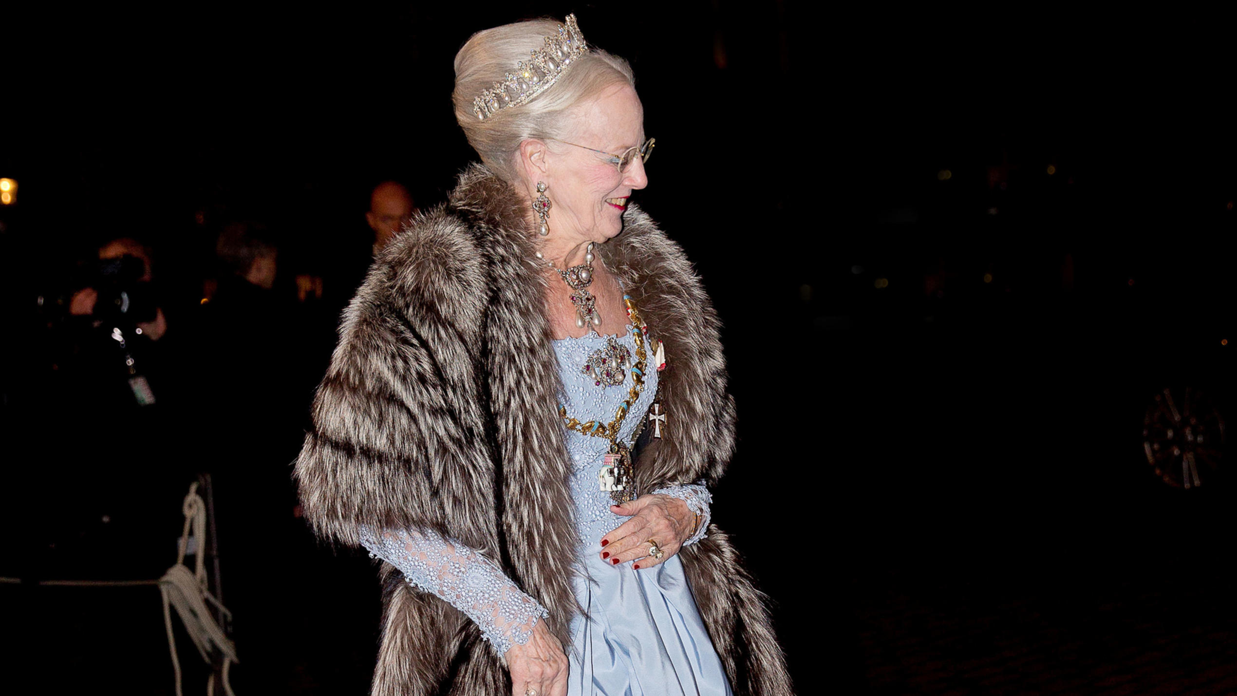 Dänische Königin Margrethe II. trägt eine Stola aus Fell