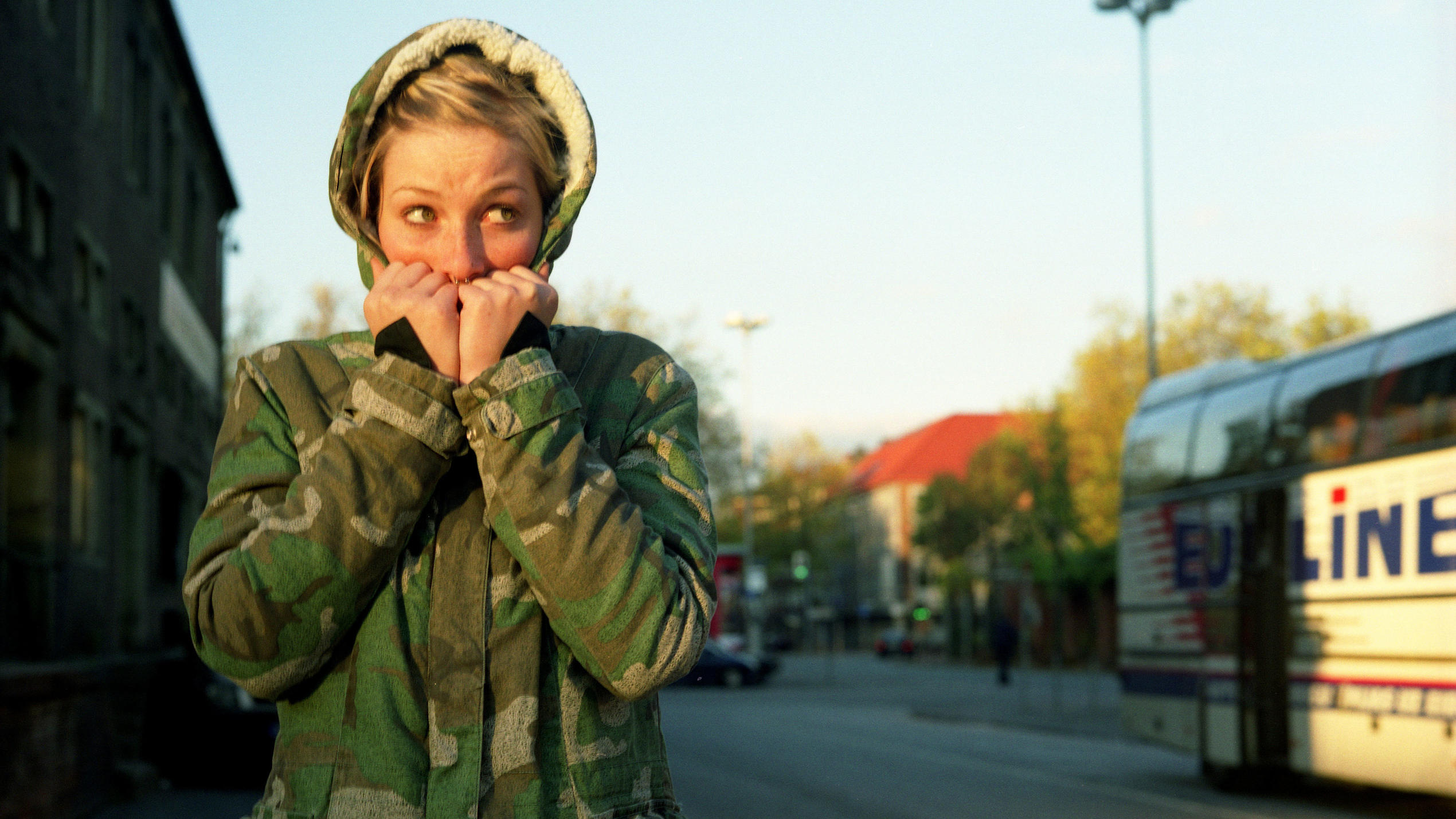 Frau mit Camouflage-Jacke