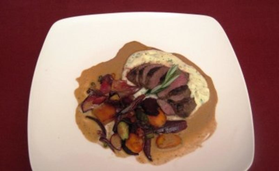 Straußenfilet in Olivenöl und Kräutern mariniert mit Kartoffelpüree und Gemüse