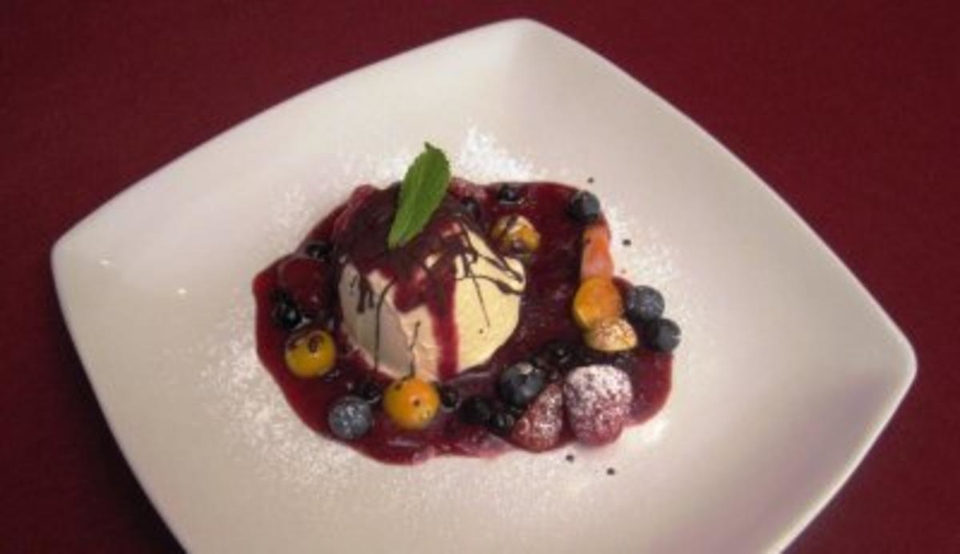 Vanilleparfait an in Rosenwasser eingelegtem Beerensalat