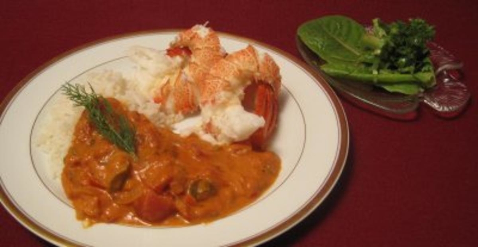 Ganze gekochte Languste mit Reis und Tomaten-Paprikasoße