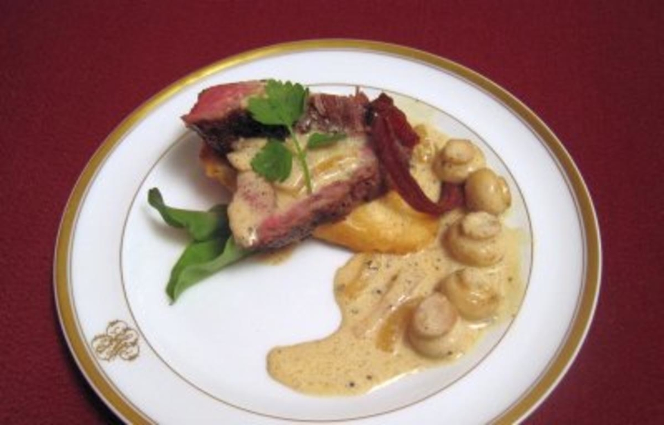 Bruschetta mit Mini-Springbock-Medaillon und Pilzrahmsoße