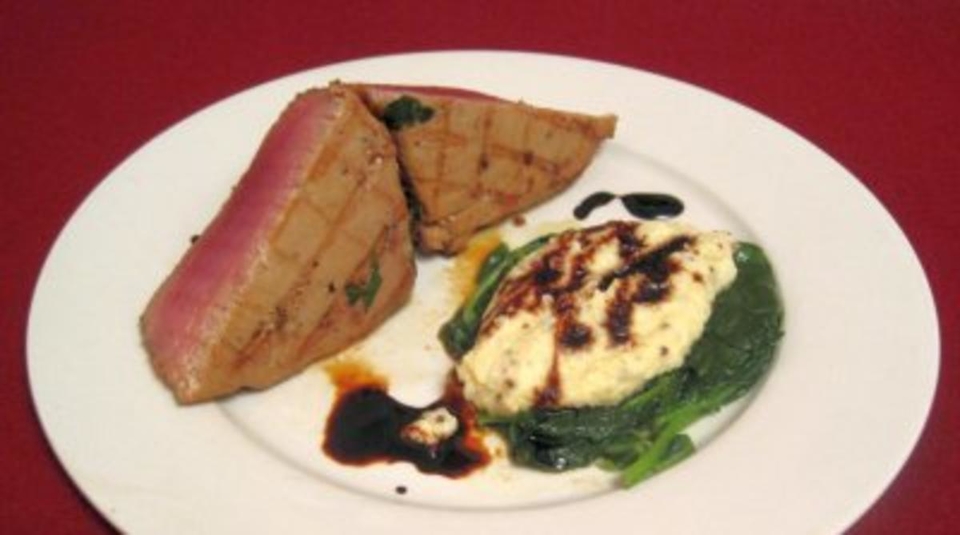 Basilikum-Tunfisch auf Senf-Kartoffelpüree an Blattspinat und Soja-Vinaigrette