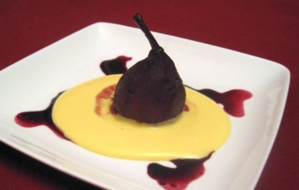 Pochierte Birnen in Rotwein und Gewürzen mit Vanillesoße