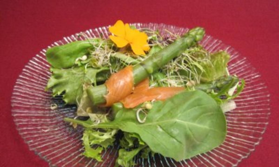 Sommersalate mit grünem Spargel und geräuchertem Lachs