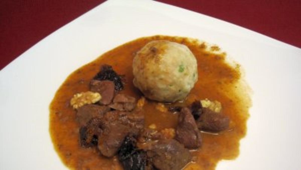 Wildschwein-Gulasch mit Armagnac-Pflaumen und Semmelknödeln