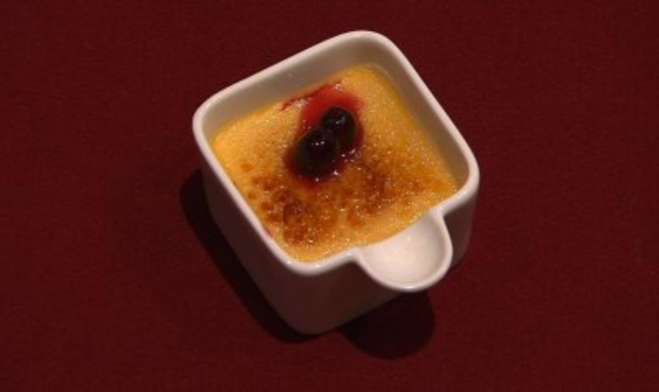 Amarula-Vanilla-Crème-Brûlée mit italienischen Wildkirschen in Sirup