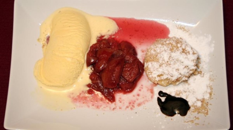 In Semmelbrösel geschwenkte Topfenknödel mit Zwetschgen-Gröstl und Vanilleeis