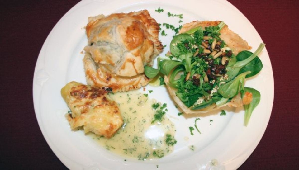Fisch Wellington, dazu gefüllte Kartoffel in Dill-Limettensoße