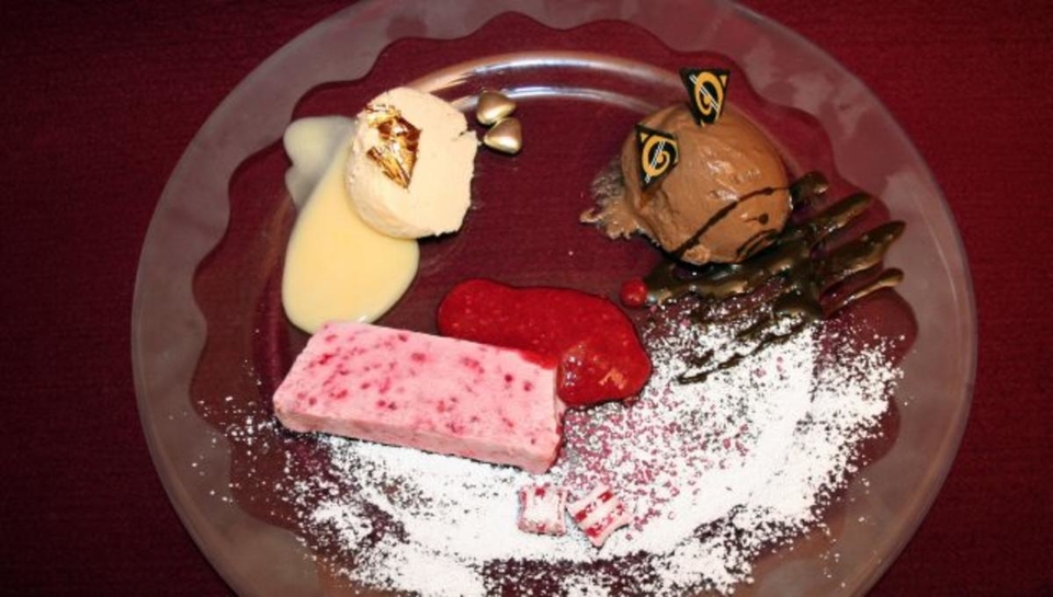 Schwarz, Rot, Gold - Mousse au Chocolat, Himbeerparfait und Vanillecreme