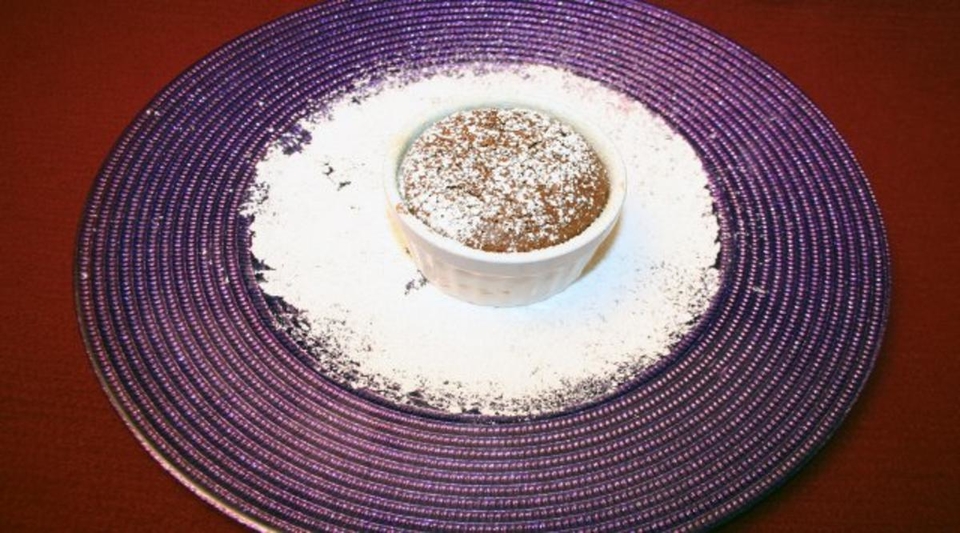 Schokoladen-Soufflé mit Brombeertrüffel-Füllung