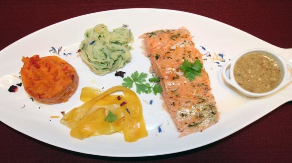 Paprika-Kräuter-Kartoffelpüree mit gekräutertem Lachs an jungem Gemüse und Haselnussbutter