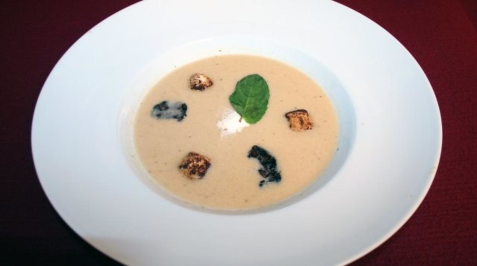 Hessisches Apfel-Zwiebel-Süppchen mit Zimtcroutons und gerösteten Blutwurstscheiben