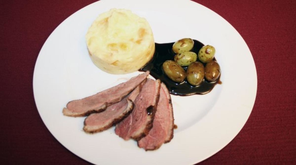 Entenbrust mit Balsamico-Trauben und Kartoffel-Aprikosen-Püree