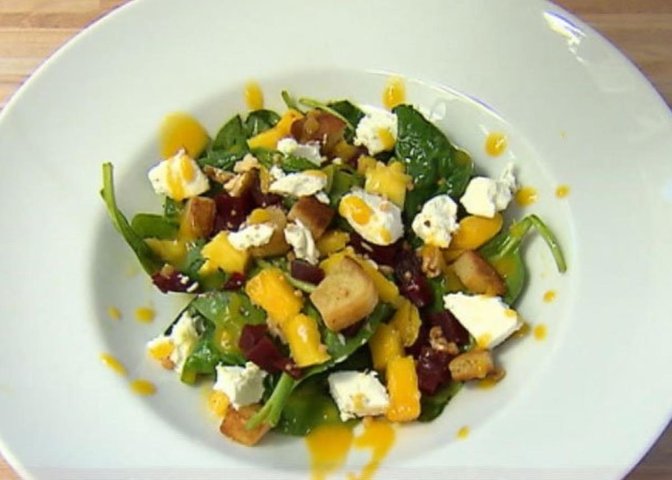 Spinatsalat mit Ziegenkäse, Walnüssen, Krokant und Mangodressing (Natascha Ochsenknecht)