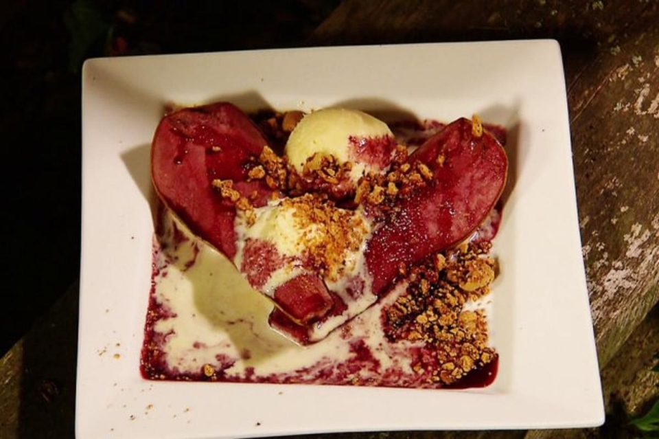 Birne vom Grill, mit Kokos-Eis und Amarettini