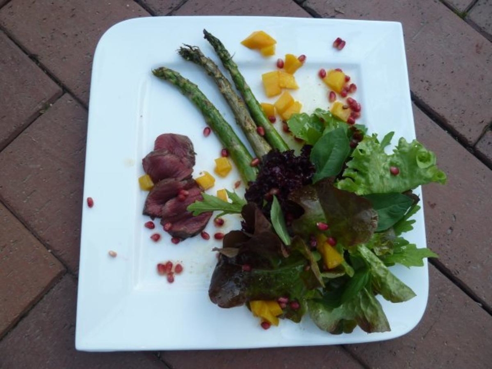 Salatkomposition Frucht-Sommer-Dressing, dazu grüner Spargel und Hirsch vom Holzkohlegrill