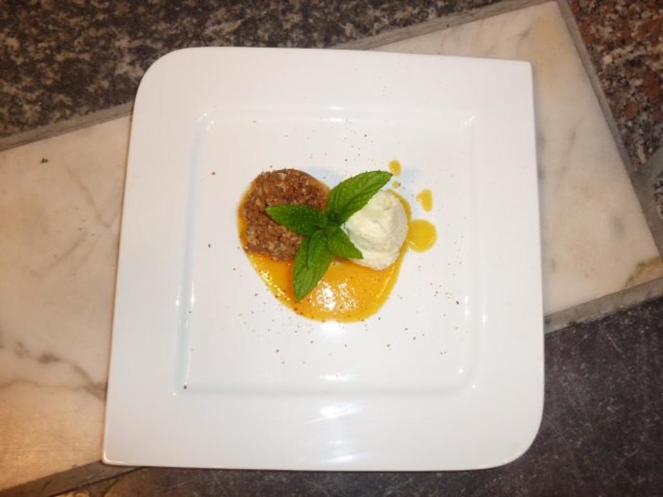 Amarettini-Pfirsichpäckchen mit Bourbon–Vanilleeis auf Fruchtspiegel mit Chili und Minze