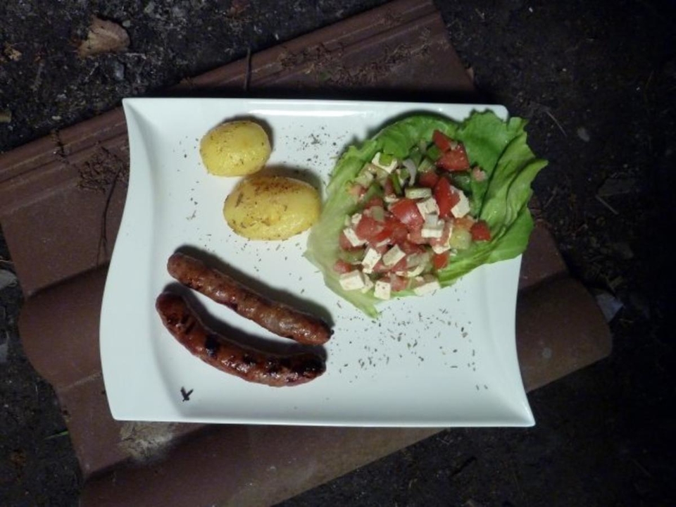 Lammwurst mit Aprikose, Rosmarinkartoffeln mit Staudensellerie Salat und Bärlauchbutter
