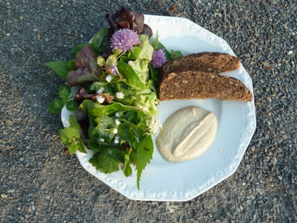 Wildkräutersalat mit Apfel-Pfeffer-Schmand und Krustenbrot