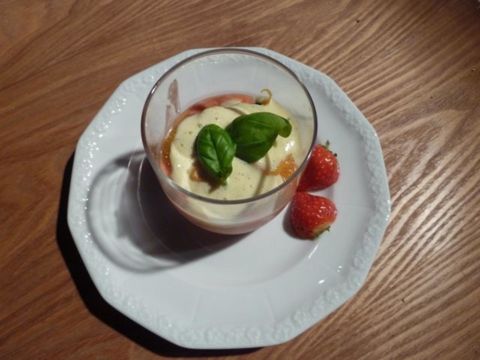 Erdbeereis mit Orangen-Basilikum-Salat