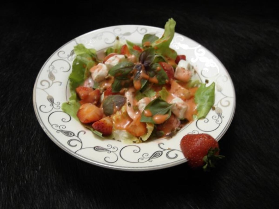 Grüner Salat an Mozzarella und Erdbeeren