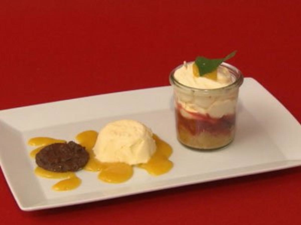 Eierlikörcreme 'Tante Inge' mit saisonalem Obst