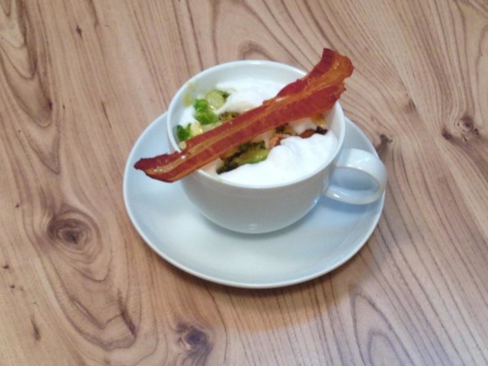 Warmer Rosenkohl-Cappuccino mit Speck-Chip