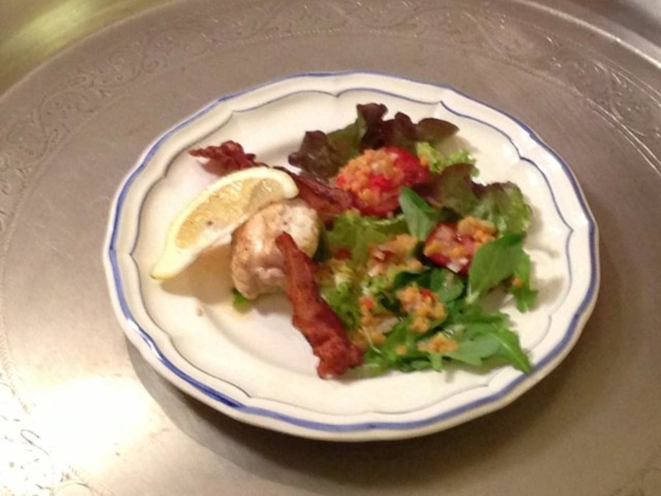 Seeteufel auf kleinem Salat mit roter Linsenvinaigrette