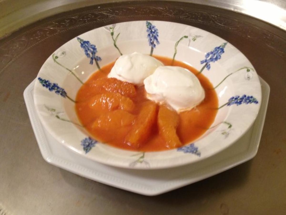 Sauerrahmeis mit Karamell-Orangen