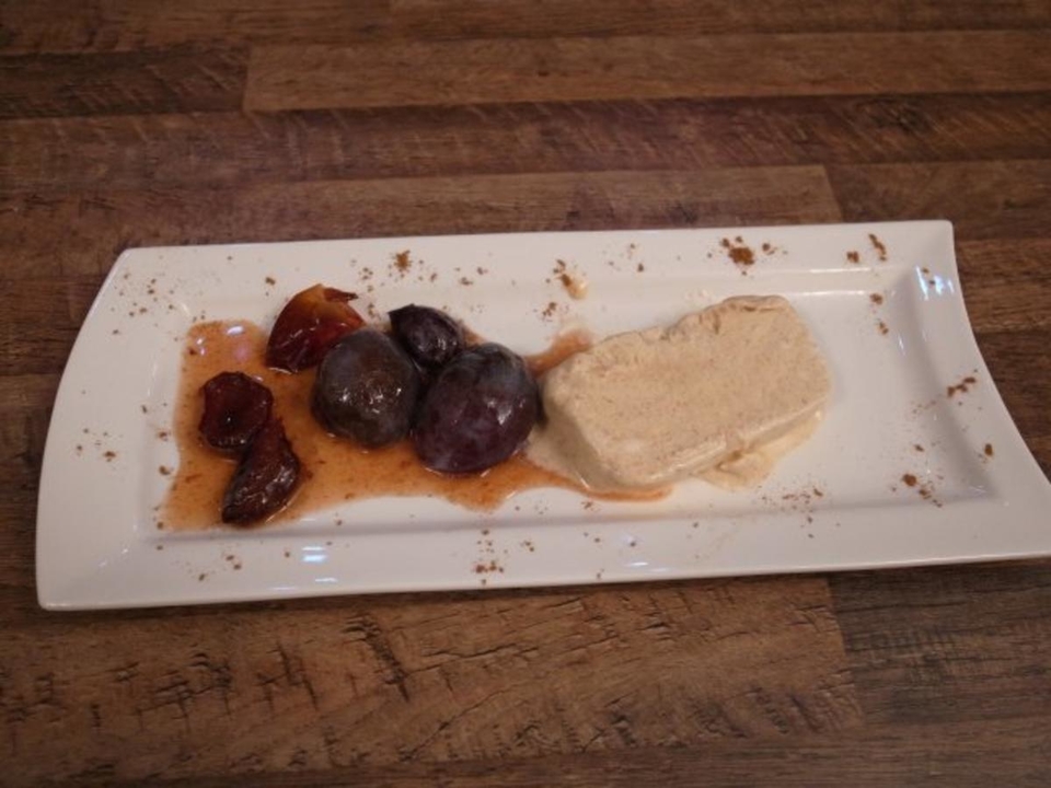Zimtparfait mit Amarettopflaumen