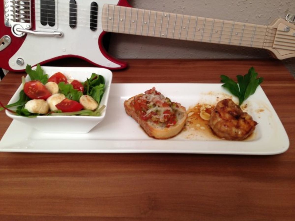Marinierte Knoblauch-Garnelen mit gemischtem Salat