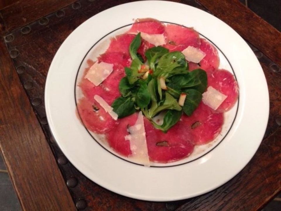 Getrüffeltes Rinder- Carpaccio vom bergischen Angus an Feldsalatsträußchen