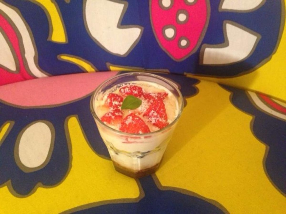 Angefrorenes Beeren-Ensemble mit Schokoschnee Topping auf Mascarpone-Crème