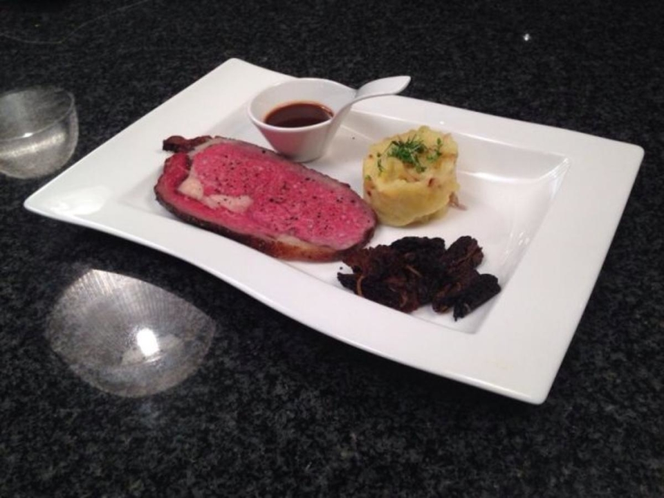 Gesmoktes dry age Rib Eye an Whisky-Reduktion, Morcheln und Kartoffel-Schalotten-Stampf