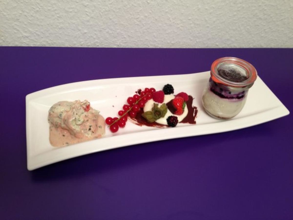 Fruchtiges Käseküchlein im Glas mit Erdbeer-Basilikum-Eiscreme