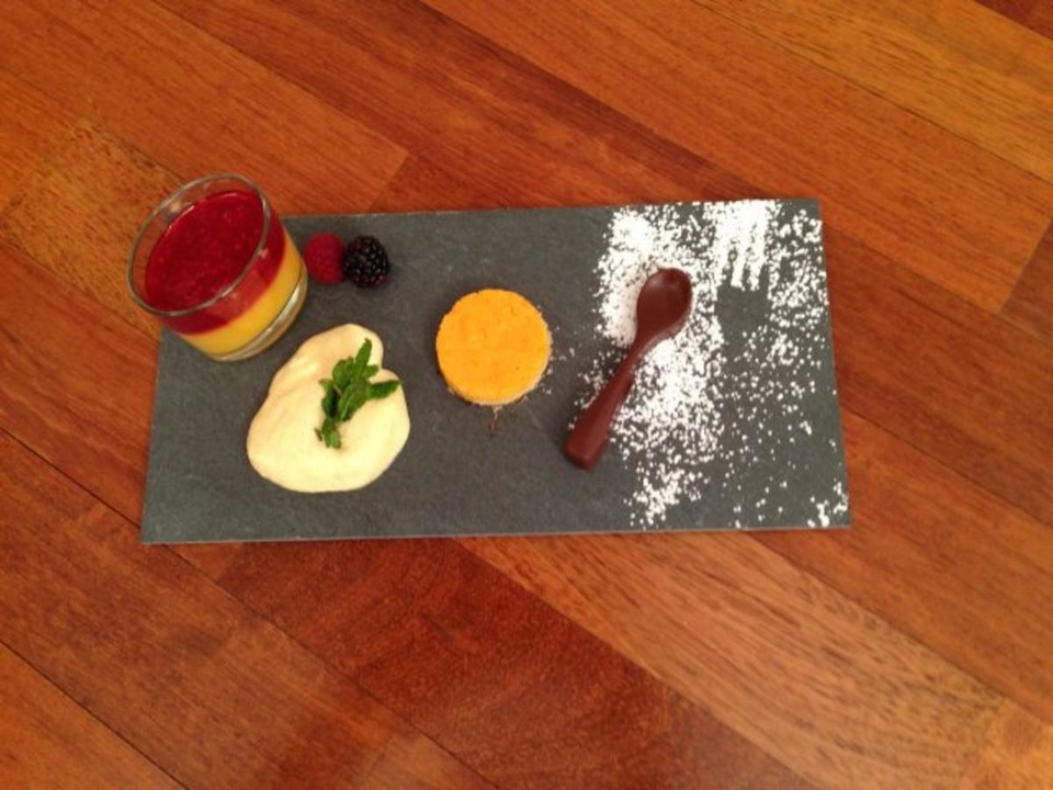 Kürbis-Tarte und Mango-Himbeer Smoothie and weißer Mousse au chocolat et vanille