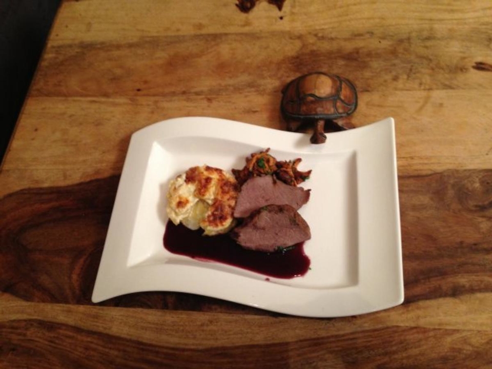 Hirschnüsschen in Lagreinsauce mit Pfifferlingen und Kartoffel-Gratin