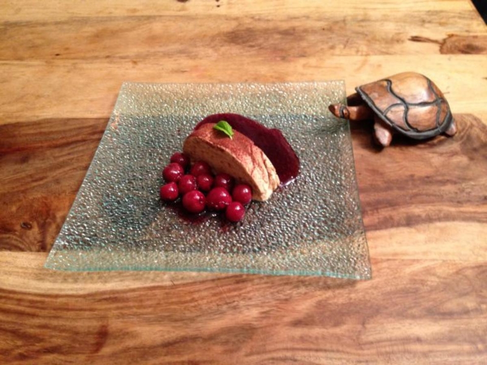 Amaretti-Zimt-Parfait mit Kirschragout