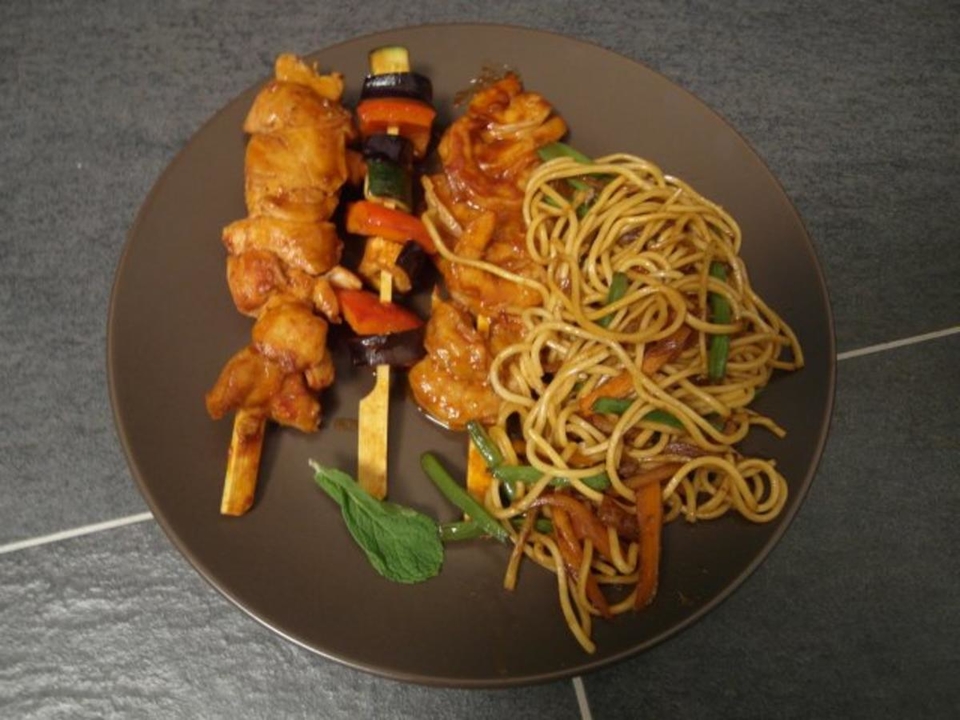 Philippinisches Pancit mit BBQ Spießen dazu ein Curry-Mango-Dip