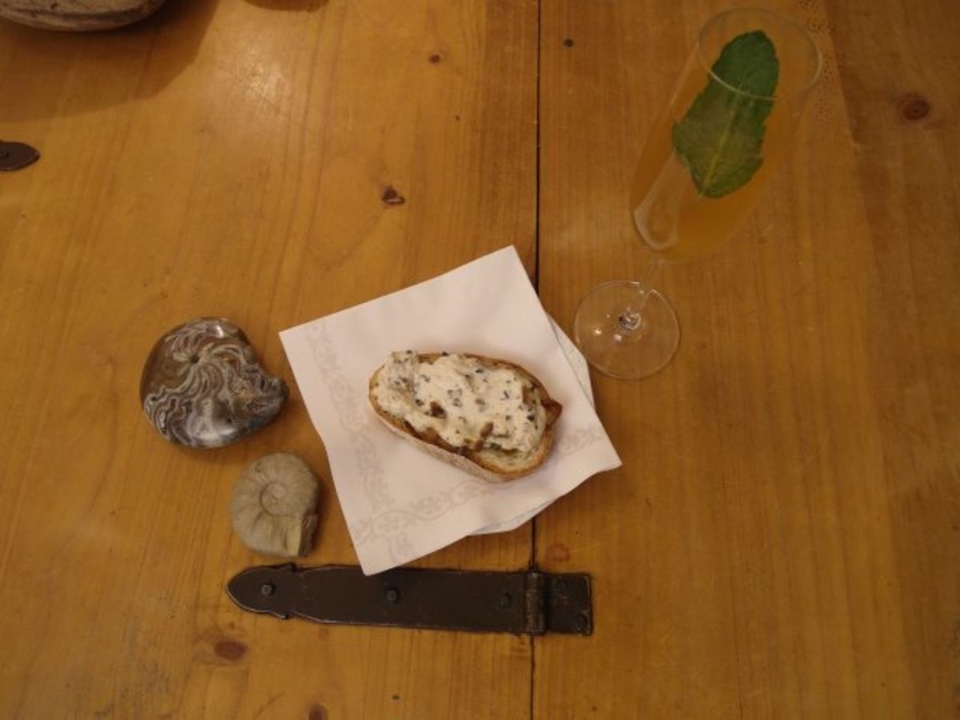 Geröstetes Brot mit Ziegenkäse-Crème
